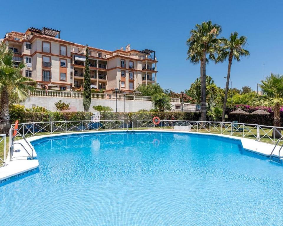 2Bdr Sunny Apartment With Pool And Private Parking In Benalmádena Eksteriør bilde