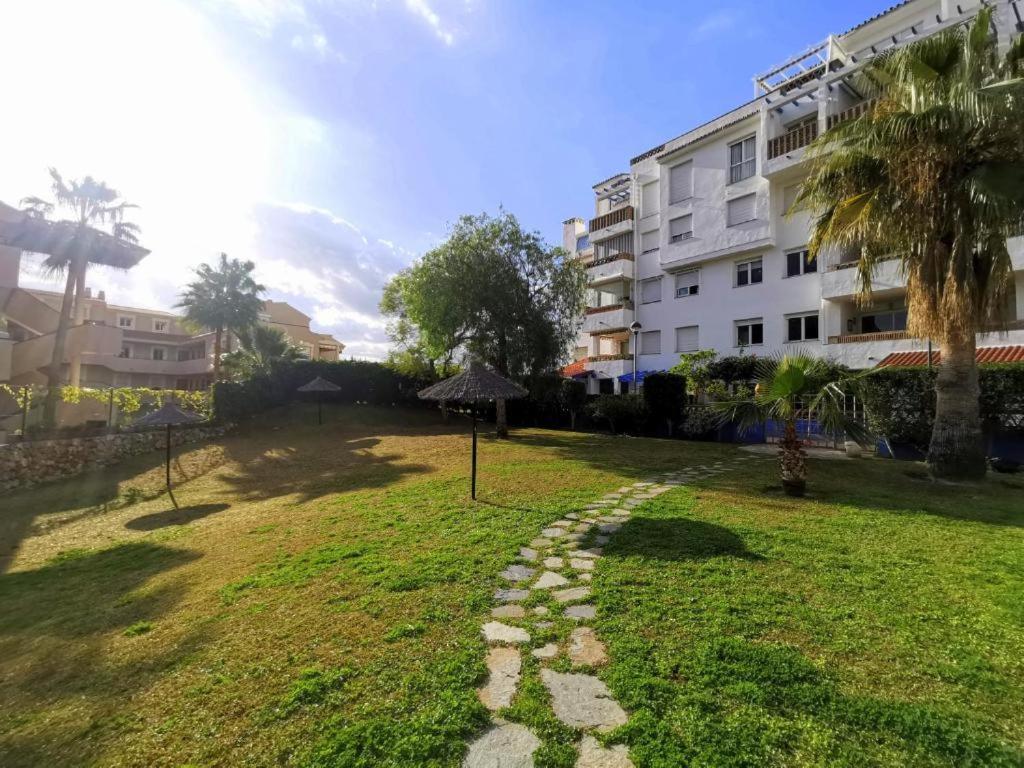 2Bdr Sunny Apartment With Pool And Private Parking In Benalmádena Eksteriør bilde