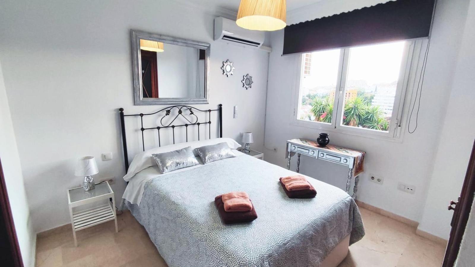 2Bdr Sunny Apartment With Pool And Private Parking In Benalmádena Eksteriør bilde